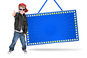 Kind mit leerem Schild