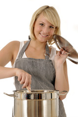 Junge Frau beim Kochen