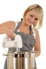Junge Frau mit Mixer // Rührbesen