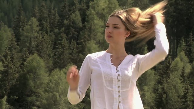 Ragazza cammina sistemandosi i capelli