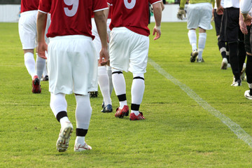 fußballer laufen ins stadion © Sigtrix