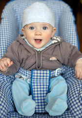 b&eacute;b&eacute; heureux dans son siege