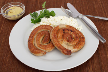 Bratwurstschnecke an Krautsalat