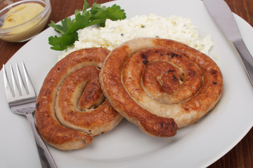 Bratwurstschnecke an Krautsalat