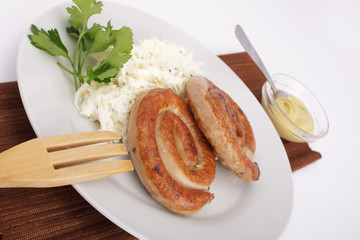 Bratwurstschnecke an Krautsalat