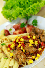 gulasch suppe mit fleisch und nudeln