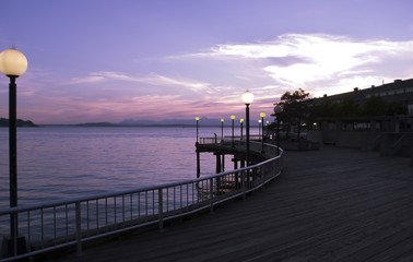 Obraz premium Wooden walkway along the pier at sunset
