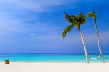 Fototapeta na wymiar Hamak na plaży tropikalnych