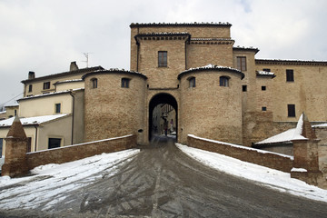 Fototapeta na wymiar Średniowieczny zamek w śniegu - Marche - Włochy