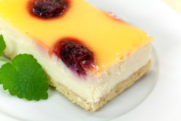 Käse-Schnitte mit Kirsch-Orange Glasur