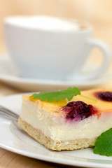 Käse-Sahne Schnitte mit Kirsch-Orange Glasur