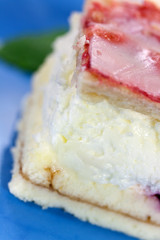 Käse-Sahne Schnitte mit Erdbeeren Glasur
