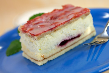 Käse-Sahne Schnitte mit Erdbeeren Glasur