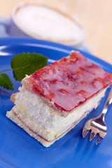 Käse-Sahne Schnitte mit Erdbeeren Glasur