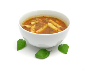 Nudelsuppe mit Tomaten und Kräutern