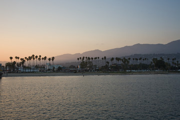 Blick vom Pier in Santa auf den Strand beim Sonnenuntergang