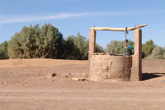 un puits dans le d&eacute;sert