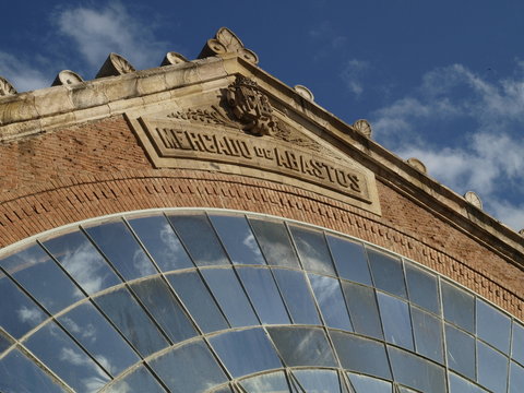 Edificio modernista del mercado central de Zamora (Espa&ntilde;a)