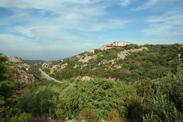 Fototapeta premium Hotel in Panoramalandschaft an der Emerald Coast (Sardinien)