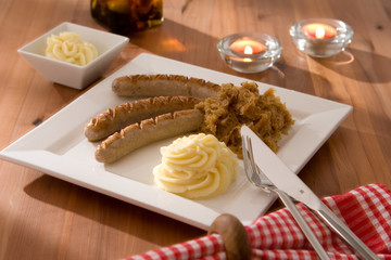 Catering Nuernberger Bratwuerste mit Sauerkraut