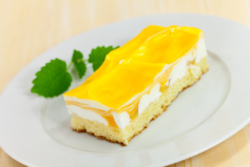Käse-Cream Schnitte mit Mango - Orange  Glasur
