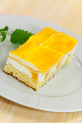 Käse-Cream Schnitte mit Mango - Orange  Glasur
