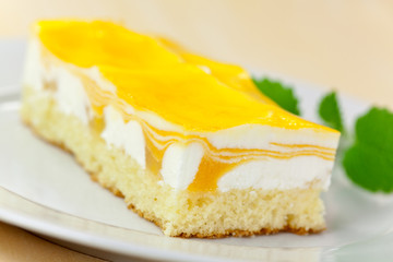 Käse-Cream Schnitte mit Mango - Orange  Glasur
