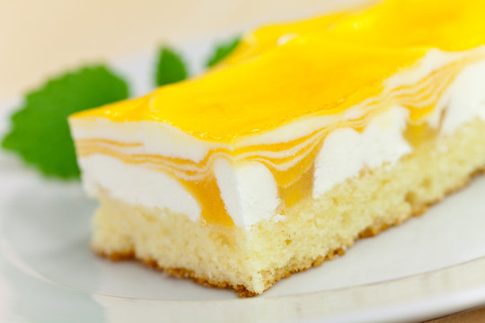 K&auml;se-Cream Schnitte mit Mango - Orange  Glasur