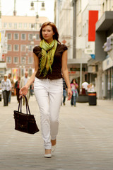 Naklejka premium Mädchen in der Stadt