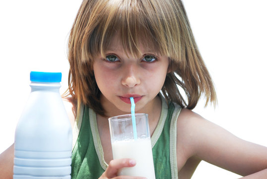 L'enfant buvant un verre de lait froid
