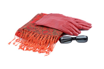 szal, rękawiczki i okulary przeciwsłoneczne