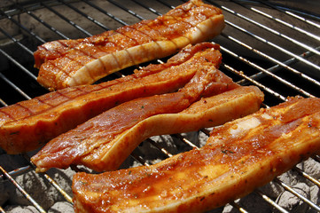 Grill mit Fleisch und Spießen