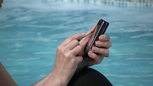taper un texto au bord de la piscine