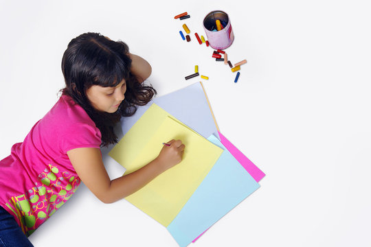 Ni&ntilde;a pintando en el suelo