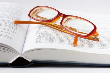 Lesebrille auf einem Buch