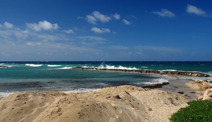 vague sur le littoral de chypre près de paphos