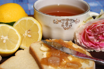 colazione con marmellata e thè