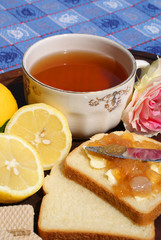 colazione con marmellata e thè