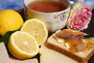 colazione con marmellata e thè