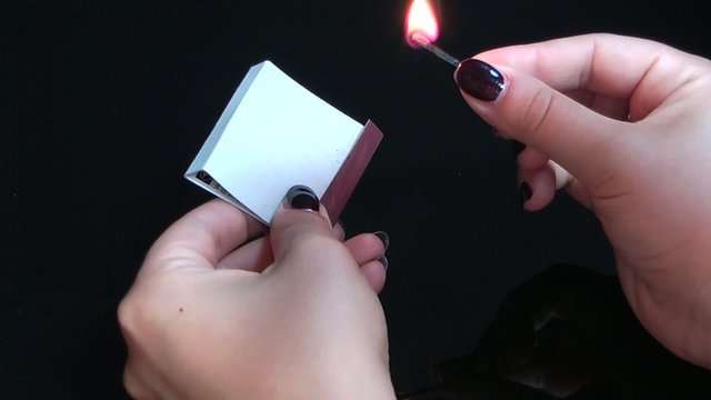 Fiammifero che si accende