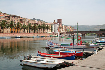 Palmenbestandene Promenade von Bosa (Sardinien)