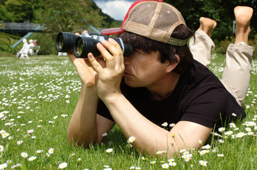 mann mit fernglas