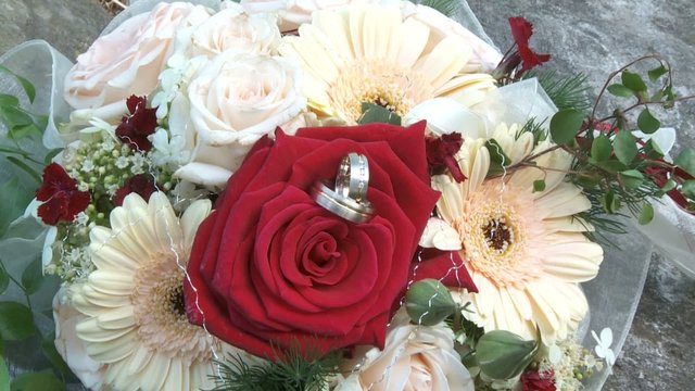 Brautstrau&szlig; und Ringe