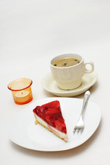 erdbeertorte mit tasse kaffee