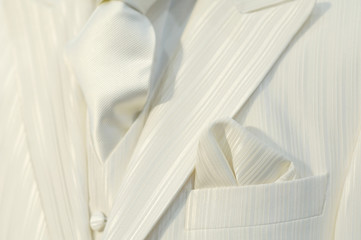 Weißer Hochzeitsanzug