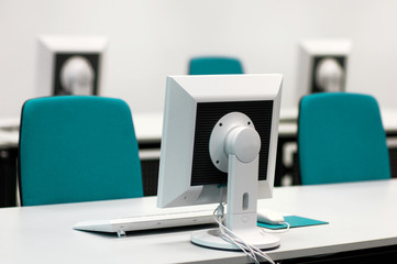 Computer-Arbeitsplätze in einem Schulungsraum