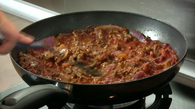 soulever le couvercle pour m&eacute;langer un peu la sauce