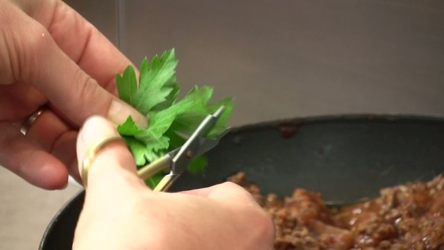 ajouter du persil coup&eacute; &agrave; la pr&eacute;paration