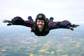 Foto auf Leinwand Nahaufnahme eines Fallschirmspringers im freien Fall © Joggie Botma