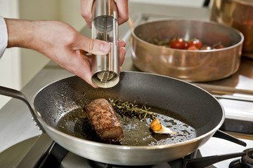 chef poivrant un magret de canard